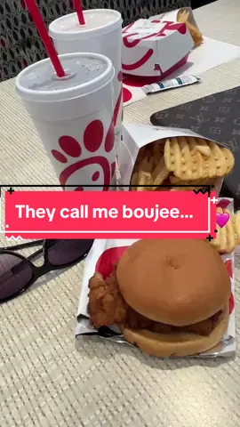 ☀️ Sunshine, waffle fries, and a Diet Coke — all I really NEED 🥤🍟 Yeah, I get called boujee…🤫 Chick-fil-A and a original sandwich is my dirty little secret. 💅🐔 #favoritethings  #chickfilalover  #dietcokegirl  #boujeebutrelatable  #guiltypleasure @Chic-fil-A 