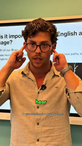 Aprender inglês não é só sobre comunicação — é exercício cerebral: aumenta a conectividade neuronal, estimula a atividade neural e fortalece seu cérebro contra o envelhecimento. Toda vez que você aprende algo novo, você desenvolve um novo “caminho neural”, aprendendo uma língua nova ao ponto de se tornar fluente, significa que você desenvolveu muitos novos caminhos neurais, criando um mundo totalmente novo no seu cérebro, se tornando não apenas mais inteligente, mas também mais mais saudável!! Me conta aí, teu professor de inglês consegue falar de tópicos científicos?? 👀😂 Learning English is not just about communication — it’s a workout for your brain: it increases neural connectivity, stimulates brain activity, and strengthens your mind against aging. Every time you learn something new, you develop a new “neural pathway.” Learning a new language to the point of fluency means you’ve built many new pathways, creating an entirely new world inside your brain — making you not only smarter but also healthier! Referências// References Bubbico, G., R. Chiacchiaretta, A. Parenti, A. Di Marco, M. Panara, G. Sepede, A. Ferretti, and L. Perrucci. 2019. “Effects of Second Language Learning on the Plastic Aging Brain.” Frontiers in Neuroscience Osterhout, Lee, and Irina A. Poliakov. 2008. “Second-language Learning and Changes in the Brain.” Journal of Neurolinguistics  Li, Ping, Jennifer Legault, and Kaitlyn A. Litcofsky. 2014. “Neuroplasticity as a Function of Second Language Learning: Anatomical Changes in the Human Brain.” Cortex  Perani, Daniela, Sara Farsad, Andrea Ballarini, et al. 2017. “The Impact of Bilingualism on Brain Reserve and Metabolic Connectivity in Alzheimer’s Dementia.” Proceedings of the National Academy of Sciences  #Neuroscience#EnglishwithArthur#InglesComArthur#billingual#LanguageLearners#inglesparabrasileiros#TeacherArthur#neuroplasticity#inglesdivertido