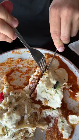 📍 GHASPER BURGER (@ghasperburger), Jd Colorado, Goiânia - GO Gostei tanto dos sanduiches do Ghasper, que precisei voltar para conhecer o almoço hehe  O almoço é servido de terça a domingo das 11h as15h, e o cardápio tem opção de menu executivo de 3 etapas, PF simples ou pratos maiores com carne para compartilhar.  Os pedidos:  🥗 Insalata Parma (R$ 26) 🥘 Parmegiana Supreme (R$ 68) 🥩 Chorizo Alla Fonduta (R$ 69) 🍖 Almoço executivo de 3 etapas (R$ 59,90) Mais uma vez saio feliz demais do Ghasper hahaha que comida boa!!!! Tudo do almoço tava muito gostoso. Meu favorito foi o chorizo, mas a parmegiana tbem fez muito sucesso na mesa. Tava bem saborosa!  O cardápio ainda conta com opções de massa e saladas, tem bastante coisa!  Sou fã desse lugar.  📌 Av. Contorno, n 2650, Jd. Colorado  ⏰ Terça a domingo Publi