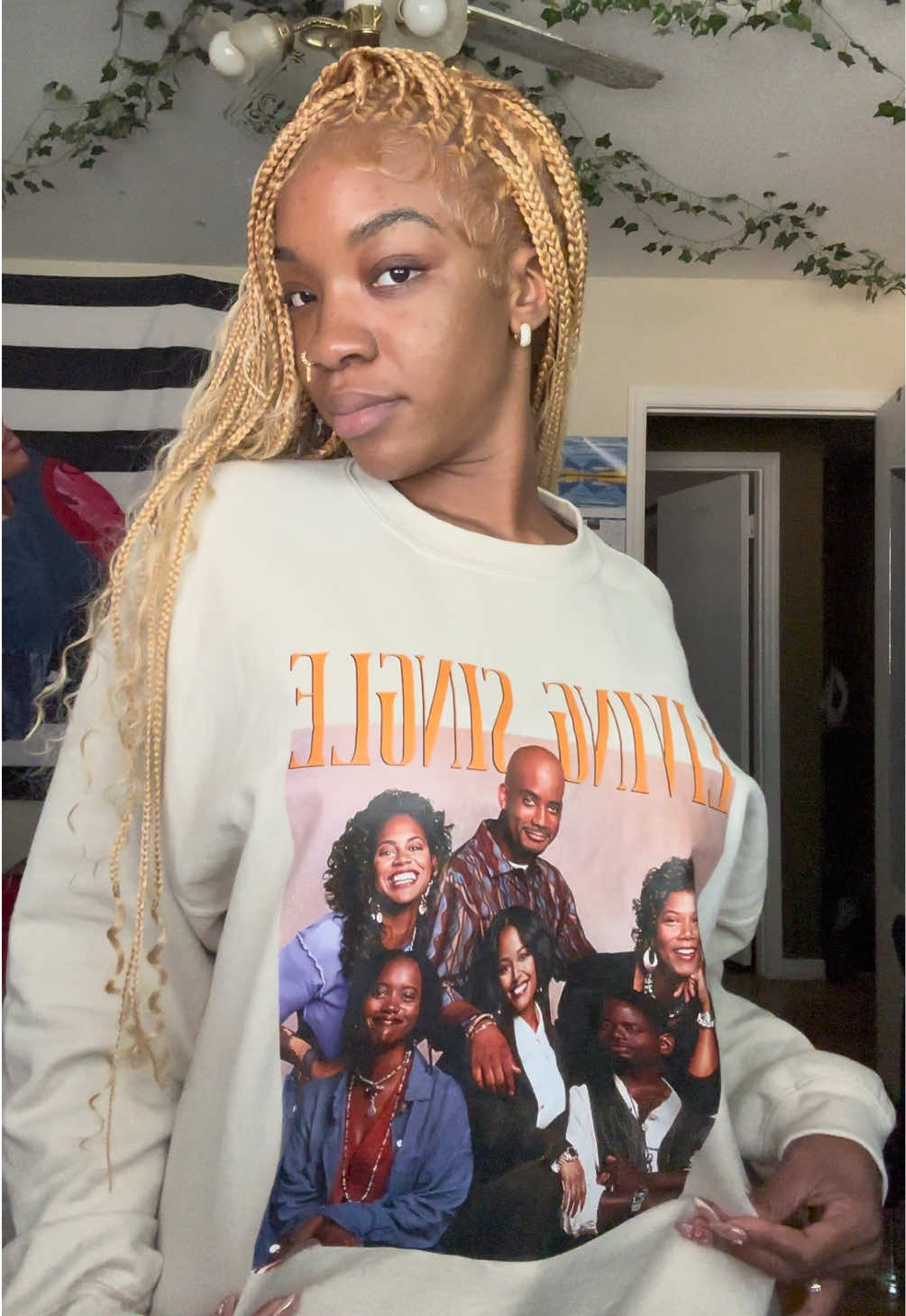 This sweatshirt is 🔥🔥 #fashion #livingsingletvshow #sweatshirt 