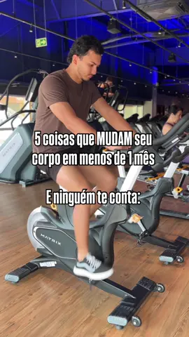 2 meses pra fechar o ano e eu posso te ajudar a chegar no corpo que você tanto deseja 🫶 Nada de fórmula mágica… é consistência nos básicos que funcionam 🔥 Você só precisa fazer isso 👇 1️⃣ Coma proteína em todas as refeições A proteína acelera o metabolismo, aumenta a saciedade e ajuda a definir: 👉 Ex: frango, patinho, alcatra, atum, tilápia, salmão, whey, iogurte, queijo magro, ovos, leite. 2️⃣ Coma pelo menos 300g de legumes por dia Legumes são mais nutritivos que só salada folhosa 🍽️ 👉 Ex: brócolis, repolho, abóbora, cenoura, chuchu. 3️⃣ Para desinchar: 💧 2L de água + 1L de chá de hibisco ou cavalinha por dia. Ajuda na retenção e melhora a digestão. 4️⃣ Coma no mínimo 3 frutas por dia Ricas em fibras e micronutrientes → mais saciedade, energia e saúde intestinal. 👉 Ex: maçã, mamão, melão, kiwi, melancia, uva, morango. ⚠️ Evite banana se você sente muita fome ao longo do dia. 5️⃣ Suplementos que funcionam (sem enrolação) 	•	Creatina: 5g por dia 	•	Whey: 2 scoops por dia 	•	Cafeína: 200mg pré-treino (opcional) Salva esse post, compartilha com alguém que precisa disso e… 👉 me segue @dacyomagalhaess pra mais dicas reais sobre treino, alimentação e definição feminina 💪🔥