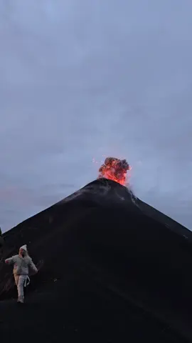 #acatexplore #acatenango #volcandefuego #fyp #localcompany 