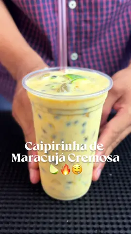 Caipirinha de Maracujá Cremosa 🤤🔥 Ingredientes: • 1 limão • ⁠1 maracujá • ⁠50ml de água russa • ⁠bastante gelo • ⁠50ml de leite condensado JÁ MANDA PRA QUEM VAI BEBER ESSE COM VOCÊ! #drinksfaceis #caipirinha #maracujá 
