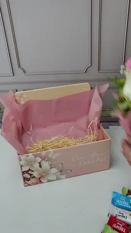 Cesta de chocolates com flores (@Dannacessorios ) #embalagenscriativas  #floricultura  #cestadechocolate 