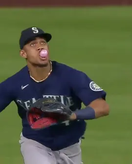 Julio Rodríguez’s bubble gum catch 😂 #mariners #MLB #baseball #espnsocial 