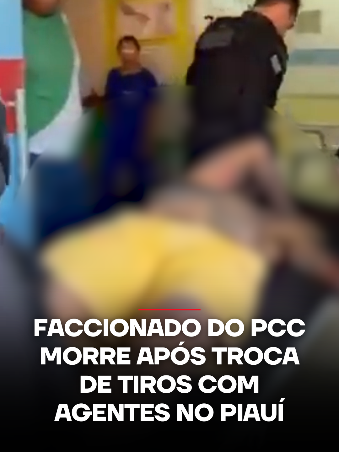 Um homem apontado como integrante do Primeiro Comando da Capital (PCC) morreu na manhã desta quarta-feira (15) durante uma operação da Polícia Civil do Piauí, realizada no município de Água Branca. A ação foi conduzida pelo Departamento de Repressão às Ações Criminosas Organizadas (Draco) em conjunto com outras unidades policiais. De acordo com informações da Polícia Civil, os agentes foram recebidos a tiros assim que entraram na residência de um dos investigados. O suspeito usava uma arma semelhante a um fuzil, e imagens registradas no local mostram o momento em que os disparos atingem as paredes, enquanto os policiais buscam abrigo e tentam conter o ataque. Durante o tiroteio, o homem foi baleado, socorrido e levado para o hospital da cidade, mas não resistiu aos ferimentos. 📺 Confira na JP News e Panflix 📌 Siga o nosso perfil @jovempannews #Brasil #JovemPanNews #Faccionado #PCC #Tiros
