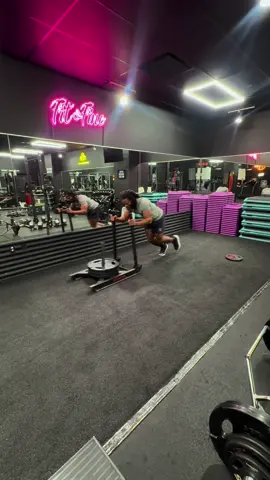 Light work!! Getting to that bag with some leg exercises. Tap in with me. Www.gainsu.org or @adhamgains on IG 💪🏾📈