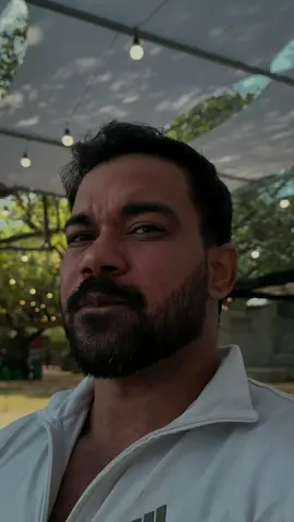 Amar de verdade não é viver de emoção, é escolher todos os dias permanecer, mesmo quando não é fácil. O amor maduro entende que compromisso não é prisão, é decisão. Não é depender do outro, é caminhar junto, com respeito, paciência e fé. Porque quando dois corações decidem crescer lado a lado, Deus transforma até as lutas em aprendizado e faz o amor se fortalecer no meio das tempestades. ❤️