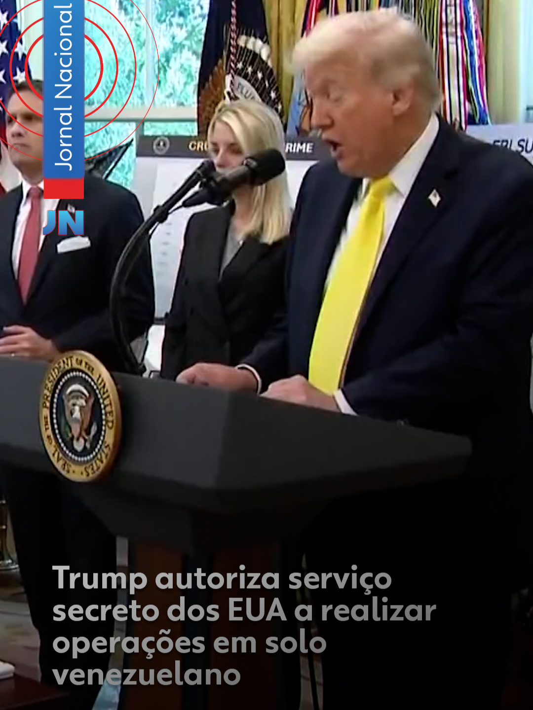 Escalada de tensão - O presidente americano Donald Trump autorizou o serviço secreto dos Estados Unidos, a realizar operações em solo venezuelano. Trump confirmou que autorizou a missão da CIA por duas razões: porque a Venezuela esvaziou suas prisões nos Estados Unidos e porque envia drogas para o país. Segundo o jornal “The New York Times”, a agência de inteligência dos EUA agora tem permissão para conduzir operações letais - de maneira unilateral ou junto com os militares - contra Nicolás Maduro e o governo dele. Perguntado se a CIA tem autorização para eliminar Maduro, Trump não quis responder. Chamou a pergunta de ridícula. Autoridades na Casa Branca têm dito que o objetivo final é tirar Nicolás Maduro do poder. Desde 2020, os Estados Unidos consideram Maduro chefe de um cartel e hoje oferecem uma recompensa de US$ 50 milhões pela captura dele. Há dois meses, os Estados Unidos intensificaram a presença militar perto da Venezuela e as ações contra o país. Veja mais clicando em 'leia o artigo' #g1 #donaldtrump #CIA #nicolasmaduro #EUA #Venezuela #JN #tiktoknotícias