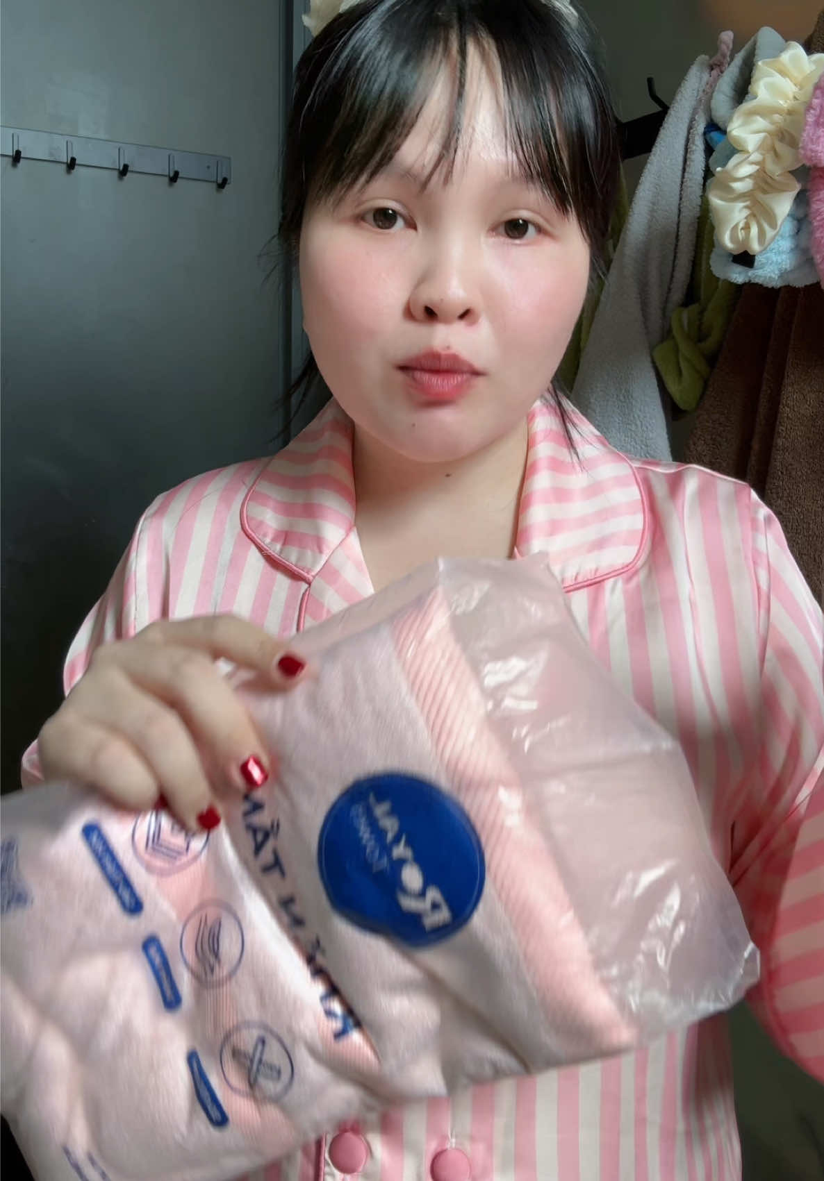 Khăn này em mua từ thời combo 5 cái mà giờ còn dư ra 2 cái e lấy quay phim chia sẻ. Có vài loại e thử sau này theo chia sẻ của hãng, nhưng lau vẫn cứ đổ lông vào người. Riêng con này thì đó giờ là không bị