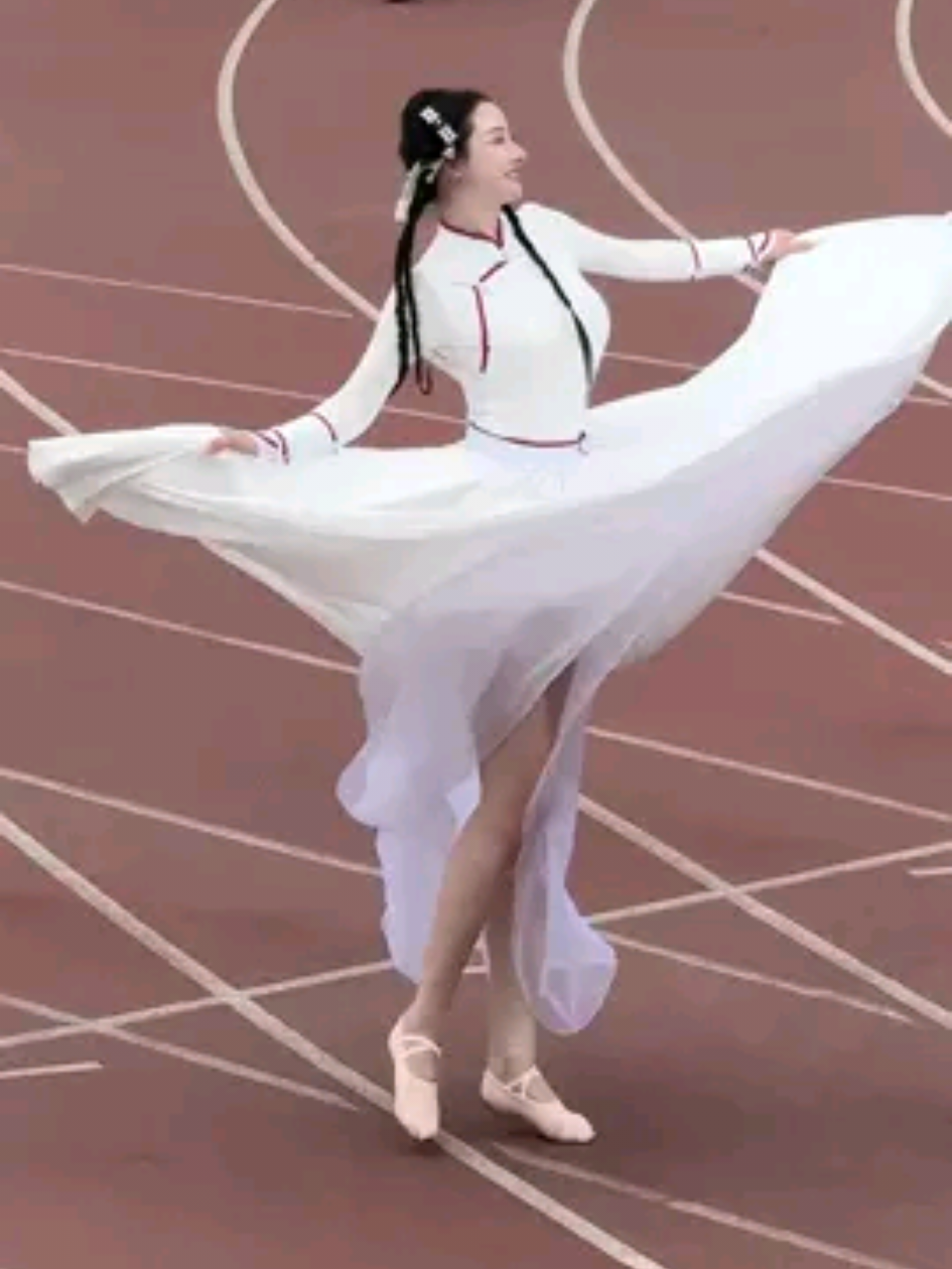 瓦蓝蓝的天上飞雄鹰#蒙古舞#户外舞蹈#舞台无处不在#操场上从来不缺舞者#站在草原望北京