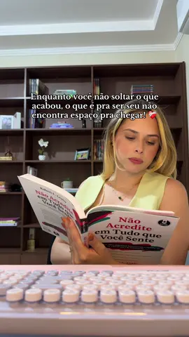 Enquanto você insiste em consertar o que já não tem conserto, a vida está te pedindo pra seguir. Mas eu sei… soltar dói. Principalmente quando existe dependência emocional envolvida. Se você sente que está presa a um relacionamento que já acabou mas não consegue se desprender, o meu e-book “Superando a Dependência Emocional” vai te ajudar a entender esse ciclo e finalmente se libertar. 💔➡️💗 📘 Link na bio pra garantir o seu e começar essa virada hoje.