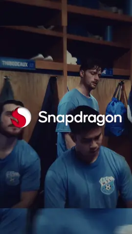 Em campo, no altar ou na guerra: quem dá 55% fica para trás! 👋 Com #Snapdragon X Series, o desempenho máximo te acompanha onde for. Até fora da tomada. 😁