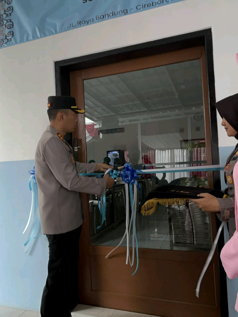 Polres Sumedang bersama Yayasan Kemala Bhayangkari Cabang Sumedang meresmikan Satuan Pelayanan Pemenuhan Gizi (SPPG) Dapur MBG yang berlokasi di Gedung Eks RM. Semar, Dusun Silegok, Desa Paseh Kidul, Kecamatan Paseh, Kabupaten Sumedang, Senin (13/10/2025). Kegiatan tersebut digelar dalam rangka syukuran dan peresmian dapur sehat yang akan menjadi pusat produksi dan distribusi makanan bergizi bagi masyarakat penerima manfaat di wilayah Kecamatan Paseh dan sekitarnya. Peresmian dipimpin langsung oleh Kapolres Sumedang AKBP Sandityo Mahardika, S.I.K., didampingi Wakapolres Kompol Sungkowo, S.H., M.H., Ibu Ny. Heni Sungkowo selaku Ketua Yayasan Kemala Bhayangkari Cabang Sumedang, dan jajaran Pejabat Utama Polres Sumedang. Hadir pula dalam kegiatan tersebut Camat Paseh Drs. H. Nuryadin, M.Si., Danpos Ramil Paseh Pelda Heri P, Kepala UPTD Puskesmas Paseh Hj. Rini R, para kepala desa se-Kecamatan Paseh, perwakilan BGN Kabupaten Sumedang, serta para tokoh masyarakat dan insan pers Sumedang. Rangkaian acara dimulai dengan doa bersama, sambutan Kapolres, dilanjutkan dengan pemotongan pita sebagai tanda peresmian, peninjauan ruang dapur (room tour), serta uji coba alat masak dan rapid test makanan oleh Tim Dokes Polres Sumedang. Dalam sambutannya, Kapolres Sumedang AKBP Sandityo Mahardika menyampaikan bahwa keberadaan Dapur SPPG ini merupakan bentuk nyata kepedulian Polri bersama Yayasan Kemala Bhayangkari terhadap peningkatan gizi masyarakat, khususnya anak-anak dan kelompok rentan di wilayah Sumedang.