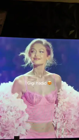 Gigi hadid 😍😍 #gigihadid #victoriassecret #gigi #model #victoriassecretfashionshow 