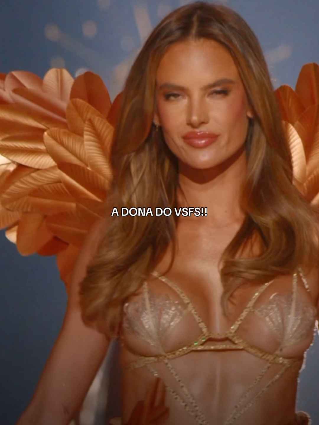 simplesmente #alessandraambrosio no victoria's secret fashion show!!!! #victoriassecretfashionshow #STEALTHELOOK #VSFS