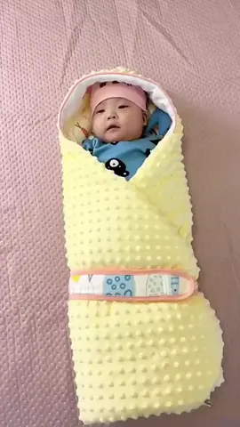 Manta e Cobertor Sunshine (2 em 1) com Capuz de Inverno Brincarzi 🧡 Uma peça muito versátil, ideal para os bebês na hora do passeio, para dormir e até mesmo um pós banho.  O frete grátis é para todo o Brasil! Aproveite nossa promoção de 10% OFF para compras acima de R$157 🛒😍 Para adquirir, o link está na nossa bio @lojabrincarzi ou comente “eu quero” que enviamos para você no privado! 👶   #bebe #brinquedo #kids #bebezinho #mamae 