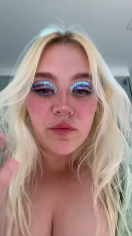 Pleaseeee yall ??? #makeup #makeuptrend #glitter #glitz #glam 