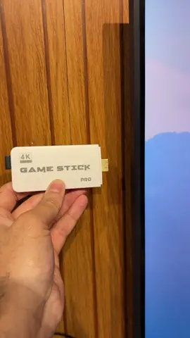 Game stick com dois controles e 20 mil jogos disponíveis 