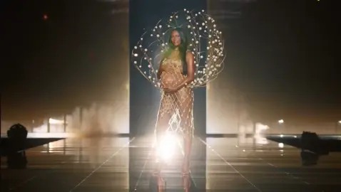 A modelo Jasmine Tookes abre a passarela Victoria's Secret Fashion Show exibindo seu barrigão de grávida! #VSFashionShow #victoriassecret #fy #viral #fyp 