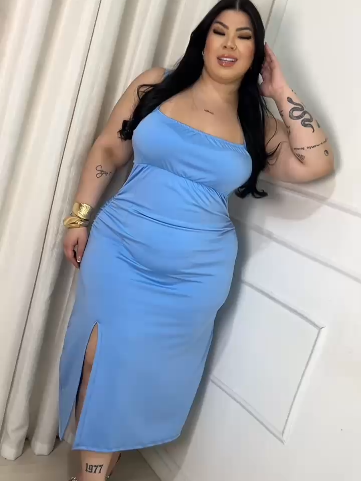 Elegância e conforto em um só look! 💕 Vestido Feminino Plus Size Midi com alça e fenda — tamanho único (veste do 50 ao 54). Perfeito para realçar suas curvas com muito charme e estilo! 🌸 Ideal para qualquer ocasião — leve, moderno e super confortável! 😍 #ModaPlusSize #VestidoMidi #EstiloComConforto #LookPerfeito  #ModaFeminina #PlusSizeFashion #Autoconfiança