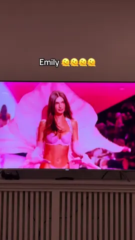 Emily Ratajkowski Victoria’s Secret Fashion Show 2025 #victoriassecret #vsfashionshow2025 #vsfashionshow #emilyratajkowski #fyp 