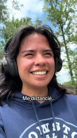 Por qué me distancié,  Es difícil, especialmente cuando son familiares, amistades de años  pero al final del día se siente una gran paz a poder soltar aquellas personas que no brindan nada bueno a tu vida.  La vida es muy corta para estar con gente que no quiere mejorarse a así misma, que poco a poco te pegan los malos hábitos, que nunca se priorizan así mismos.  y que al final del día siempre tuvieron una opinión negativa de ti porque muchos les gusta mantenerte cerca para saber lo que dices y haces pero nunca, para en realidad apoyarte. 