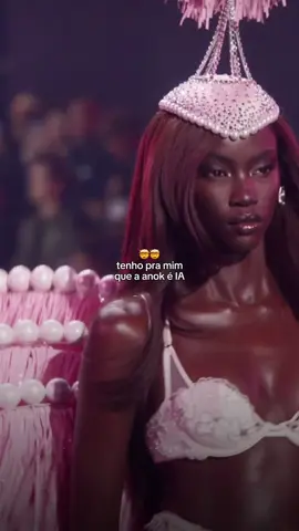 Anok na passarela do Victoria's Secret Fashion Show e só consigo pensar: ela é real ou IA? 🤯🤯🤯 #TikTokFashion #vsfs #vsfashionshow #anok