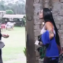 última vez que a ray correu assim foi quando a polícia bateu na porta dela. @Tàmires Assîs #tamiresdeassis #afazenda17 #afazenda #foryou #edit 