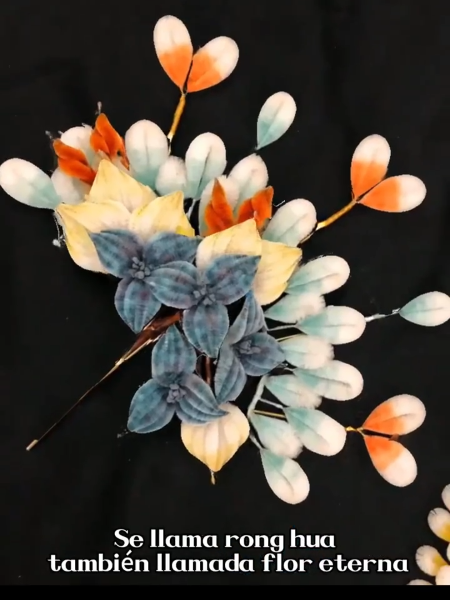 ✨🌸 La flor que une tradición y alta costura 🇨🇳👗 ¿Sabías que esta delicada artesanía china, llamada Ronghua o “flor eterna”, está hecha a mano con seda y alambre de cobre? 🧵💐 Cada pétalo simboliza riqueza, alegría y buena suerte, y ha florecido por siglos como emblema de belleza y prosperidad. 🌺 En la Semana de la Moda de París 2024, Dior incorporó estas flores en su colección de verano, llevando la elegancia tradicional china al escenario mundial. 🎥 Video original de Luz & Vida / 小红书 (Xiaohongshu) 📲 Sigue a @ChinaEmb_bo en TikTok para descubrir más tesoros culturales que conectan el arte ancestral con la moda moderna. #ArteChino #Ronghua #FlorEterna #CulturaChina #AltaCostura #TradiciónViva #ChinaEmbBo #HechoAMano