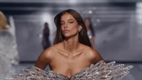 🎥 10.15.25 | Barbara Palvin Sprouse walking for the Victoria’s Secret Fashion Show 2025 in New York City. #barbarapalvin #barbarasprouse #barbellas  #barbellos #vsfs 