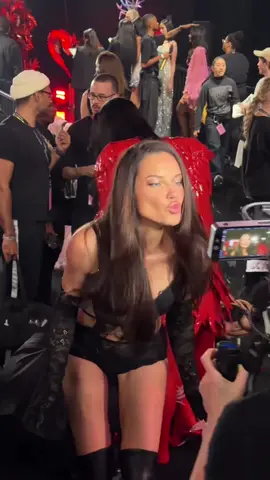 Mother as always ❤️‍🔥@AdrianaLima #VSFS #VictoriasSecret #vsfashionshow 