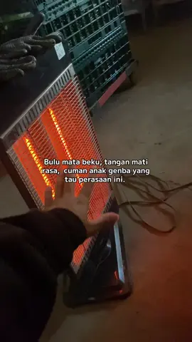 Nemu video lama, jadi inget seberapa beratnya kerja dilingkungan toxic dulu.  Btw anak genba itu orang” yang bekerja dilapangan atau kerja kasar lah sebutannya. Pernah kerja sekeras ini, dingin kedinginan, panas kepanasan. Gak menghangatkan diri kedinginan, tapi kalau menghangatkan diri jari perih dan sakit semua rasanya kaya kesemutan. Aku di lima tahun yang lalu pasti bangga melihat perjalanan hidupku sampe diposisi sekarang. Walaupun harus melewati berbagai macam badai. #fyp #kenshuseijapan🇮🇩🇯🇵🎌 #現場 #genba #foryou 