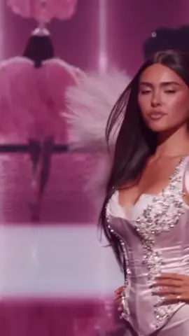 SHE KNOWS SHE ATEE #madisonbeer #victoriasecret2025 #fyp 