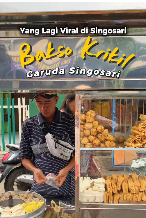 Yang lagi di Singosari wajib cobain Bakso krikil Garuda yang isiannya mulai dari 500 aja! Sambelnya pedes pol, rasanya nagih, lengkap sama sayur🖐🤤 📍 Garuda Singosari (samping BCA lampu merah)  Buka dari jam 16:00 - Habis #singosari #singosarimalang #malangfoodies #kulinermalang #singosari24jam 