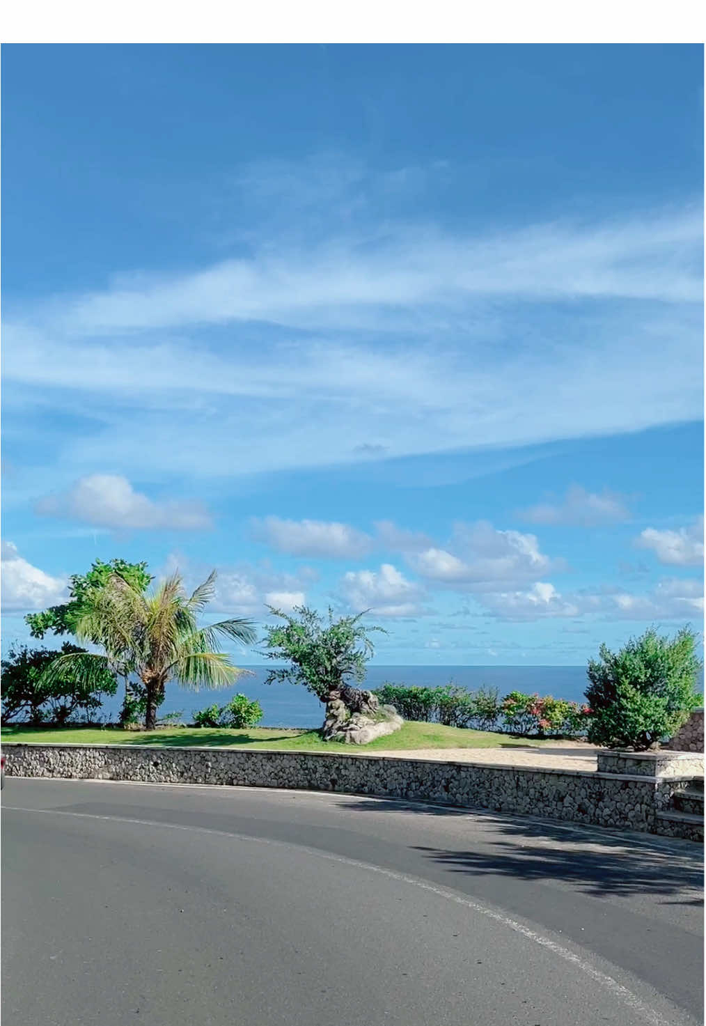 Ada kenangan apa dengan lagu ini atau tempat ini? #bali #pantaimelasti #melasti #pantaimelastibali #pantai 