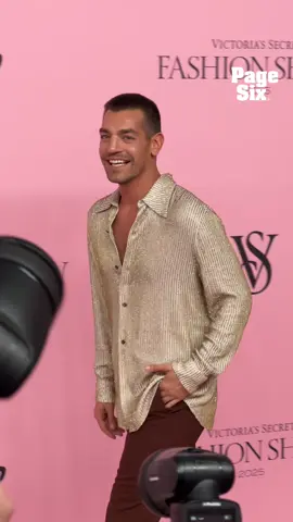 Matt Rogers was all smiles on the Victoria's Secret Fashion Show pink carpet 🥹🪽