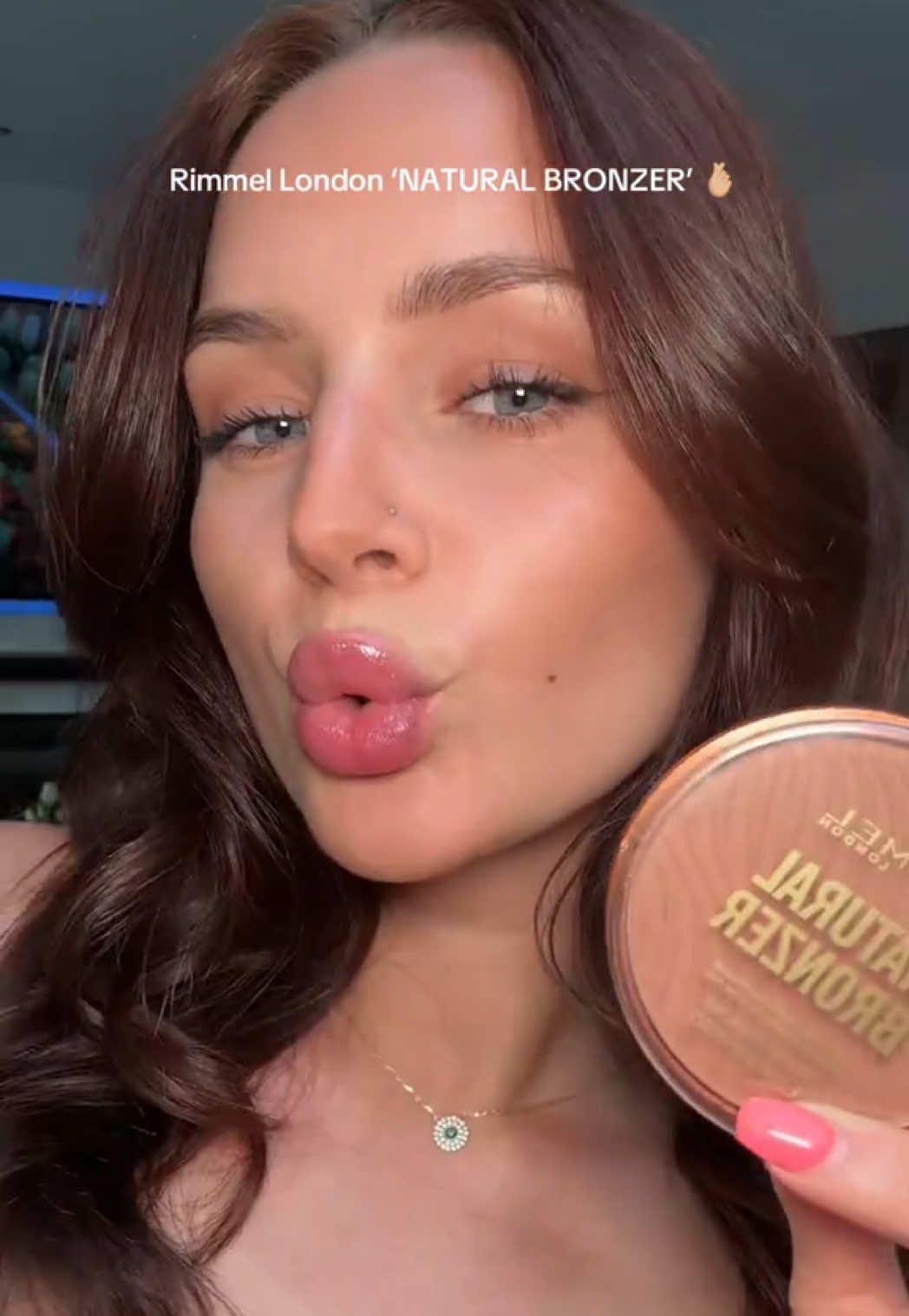 Your complexion isn’t complete without a touch of Natural Bronzer ⭐️ @linda 🎀 sculpts and warms the face with this complexion essential. #RimmelLondon #LiveLifeLoud #NaturalBronzer