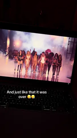 Until next year VS xxxxx #vs #vsfashionshow2025 #victoriasecret #bellahadid #gigihadid 
