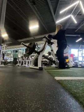 40kg x 4 - following mundy where if my form breaks down don’t try the rep, he’s onto sum #bodybuilding #sciencebased #im18tiktok #GymTok #tbar 