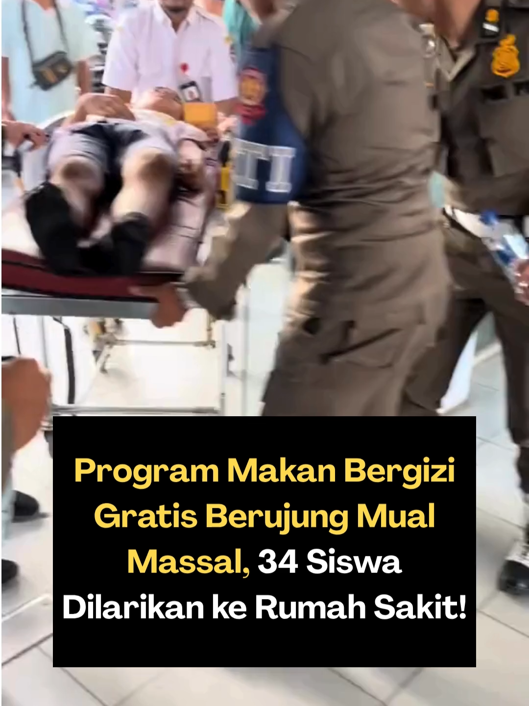 Sekitar 34 siswa dari SMP Negeri 1 Laguboti dilaporkan mengalami dugaan keracunan setelah mengonsumsi Makan Bergizi Gratis (MBG) yang disediakan untuk siswa.  Para siswa mengeluh berbagai gejala seperti mual, muntah, pusing, mulas, nyeri ulu hati, hingga sesak napas setelah menyantap menu yang dibagikan. Kepala Dinas Kesehatan Toba, Freddi Seventry Sibarani, menyatakan bahwa pihaknya segera melakukan penanganan, koordinasi, dan pengujian pada sampel makanan. Menu yang disajikan dalam paket MBG antara lain ikan mujair asam manis, tempe, sayur pokcoy, dan buah semangka. Dari pemeriksaan awal, tim menemukan bahwa buah semangka yang disajikan bertekstur “agak berlendir.” Korban awalnya dibawa ke Puskesmas Laguboti untuk penanganan awal. Namun banyak dari mereka yang akhirnya dirujuk ke RS HKBP dan RSUD Porsea karena kondisi lebih serius. Dinas Kesehatan memperingatkan bahwa jumlah korban bisa bertambah, karena ada siswa yang pulang terlebih dahulu sebelum melapor. Saat ini tim kesehatan masih aktif melakukan penjemputan terhadap siswa yang sempat pulang dan observasi terhadap korban terus dilakukan. Follow : @trensterjkt 📰: detiksumut #KeracunanMBG #MakanBergiziGratis #SMPLaguboti #KesehatanPelajar #TobaSumut #KeamananPangan #KerjaCepatKesehatan #StopKeracunanMakan