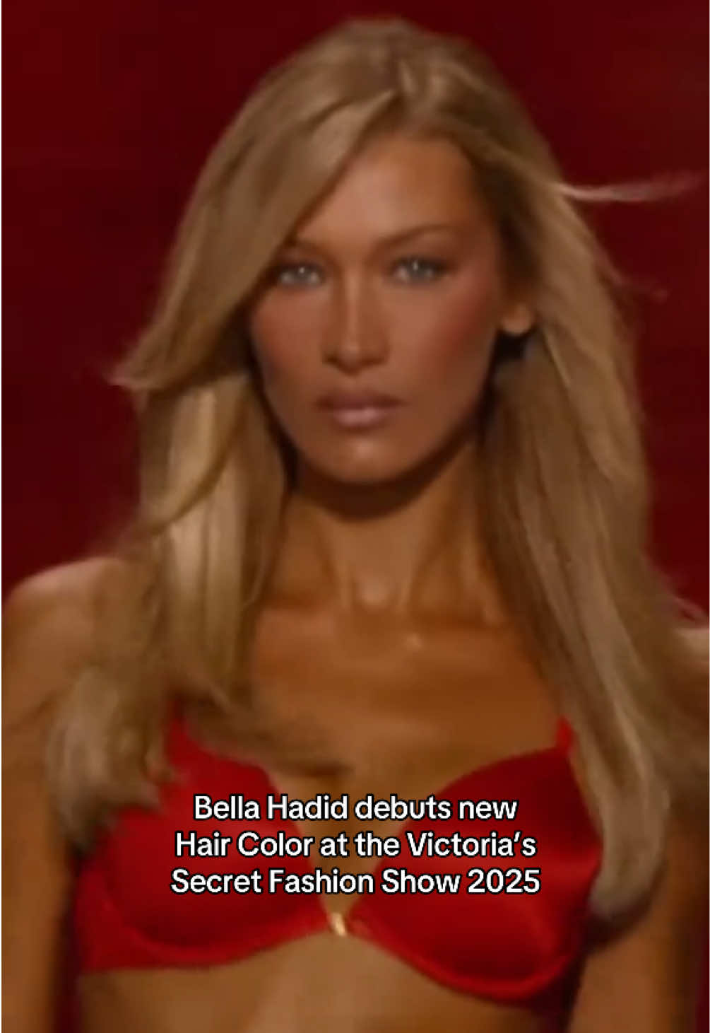 New Hair, new Bella! 👱🏼‍♀️ Supermodel Bella Hadid überraschte bei der Victoria’s Secret Fashion Show mit einer brandneuen Haarfarbe – wie findet ihr das Blond an ihr?  (🎥: Victoria’s Secret) #grazia #grazia_magazin #victoriassecret #victoriassecretfashionshow 