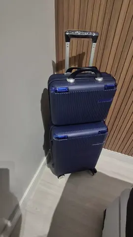 ✨Viaje com estilo e praticidade!✨ Esse kit de malas com frasqueira é perfeito pra quem ama unir beleza e funcionalidade 😍 Feito em material ABS super resistente, é anti-quedas, tem rodinhas 360º que giram fácil em qualquer direção e alça retrátil pra garantir conforto no transporte 🧳 A frasqueira já vem inclusa, ideal pra levar maquiagem, acessórios ou itens pessoais. Disponível em vários tamanhos e cores lindas, prontas pra você escolher e garantir na cestinha laranja 🧡 #MalaDeViagem #KitDeMalas #Frasqueira #MalaABS #ViagemComEstilo    