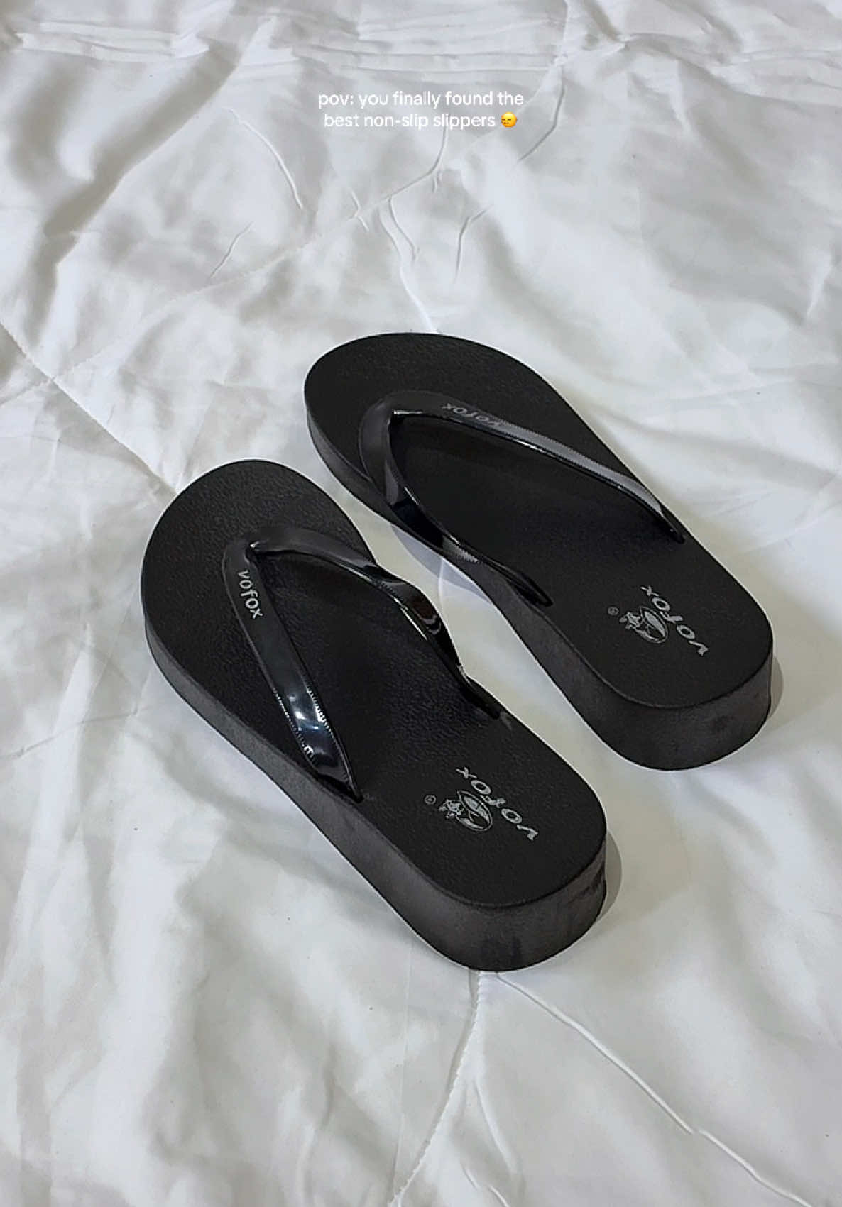 who would thought na less than 150 lang ‘to?! Yes girl, less than 150 lang 🤝🏻🖤 #slippers #nonslipslippers #womensslippers #slippersforwomen 