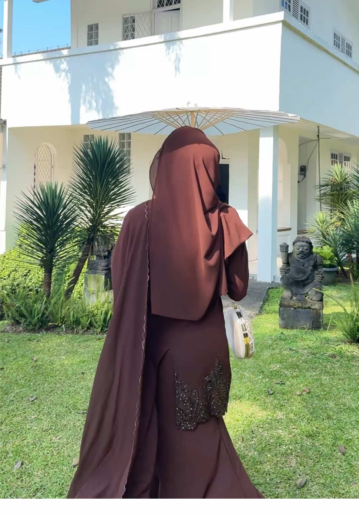 I’m living the dream I prayed for 🥹🤎✨ Inframe: Aluna Mahogany Motif 5 #bajumalay #engagement #kondangan #bajukurung 