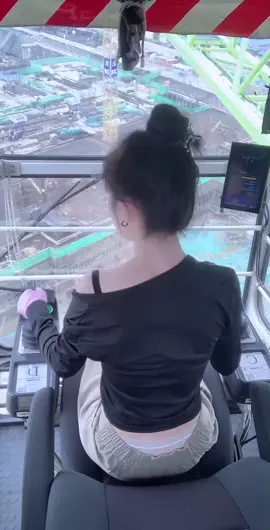 老天爺你為什麼要這樣子對我 從小爸爸媽媽就想把我給拋棄了 沒得到過他們的愛 我以為前夫會給我愛 沒想到給我的确是拳頭