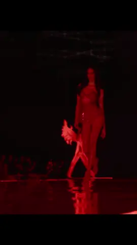 Yasmin felt the music || #yasminwijnaldum #fashion #viral #runaway #victoriasecretshows 