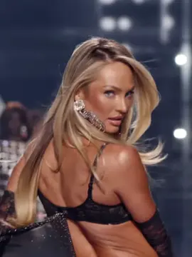 #CandiceSwanepoel walking for #VictoriasSecret 2025 #VSFashionShow2025 #fyp #viral 