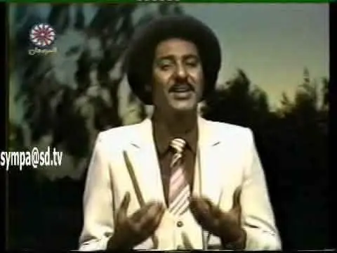 ●كلمات:عثمان خالد● ●اداء:عبدالعزيز المبارك● أولاً الاغنية السودانية منتشرة جداً في الدول الغربية والآسيوية بصورة كبيرة جداً إلا في الدول العربية وهذه حقيقة الاذن العربية لا تستسيغ الاغنية السودانية لاختلاف السلالم ما بين الخماسي والسباعي .. بينما يستمع اليها العالم أجمع في أروبا وآسيا وإفريقيا وربما هذا هو السبب الذي يجعلنا نتخيل أن الأغنية السودانية غير منتشرة وقد تندهش كثيراً اذا قلت لك انني وجدت في مواقع التواصل الاجتماعي (الفيسبوك) فرقة اسرائيلية تغني أغنية (احلى عيون بنريدا) بنفس لحنها وموسيقاها وهذا تأكيد على ان اغنيتنا منتشرة ويرددها العالم من حولنا وحتى اسرائيل الدولة التي تكن لنا العداء ومزقت وحدتنا العربية نجدهم يتغنون باغنياتنا. الكلمات: يا احلي عيون بنريدا في زول علمنا الريدة فضلنا نعد في رموشها  و سرحنا في دنيا بعيدة يا احلي عيون بنريدا يا غيمة  يا غيمة بتسقي الفل يا واحة بترمي الضل يا نسمة تعطرلينا  يا غنوة نحب ترديدها عينيك الضحاكة خجولة  برمشك سيرة نقولنا يا روعة و فيك طفولة  و فيك حلاة غرويدة مرافئ عينيك يا مرسي مراكيبي التايه بترسي ضمني و فيهم ارسئ و اعيشك احلي قصيدة #قصص_الأغاني #فنانون_سودانيون #تراث_سوداني #موسيقى_سودانية 