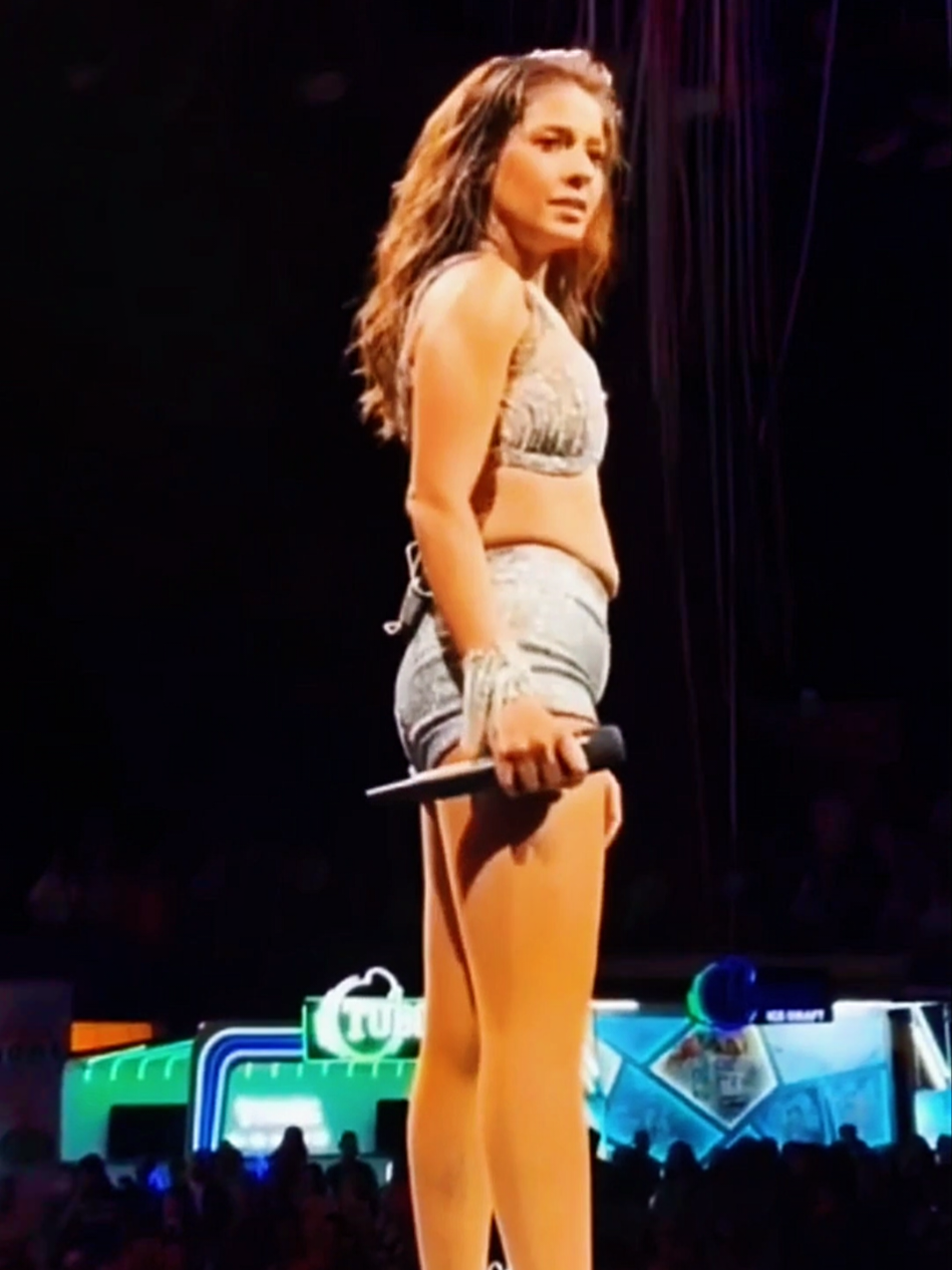 Sheila Ki Jawani Live Performance Sunidhi Chauhan #sunidhichauhan #2025 #sheilakijawani #sheila  #liveperformance #live #adelaide  #move #film #bollywood #bollywoodsong #bollywooddance #dance #song #singer #newperformance #india  #trending #today 